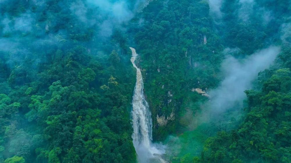 康旅玉溪 疗愈之地丨新平哀牢山燕子崖：隐世瀑布的发现之旅