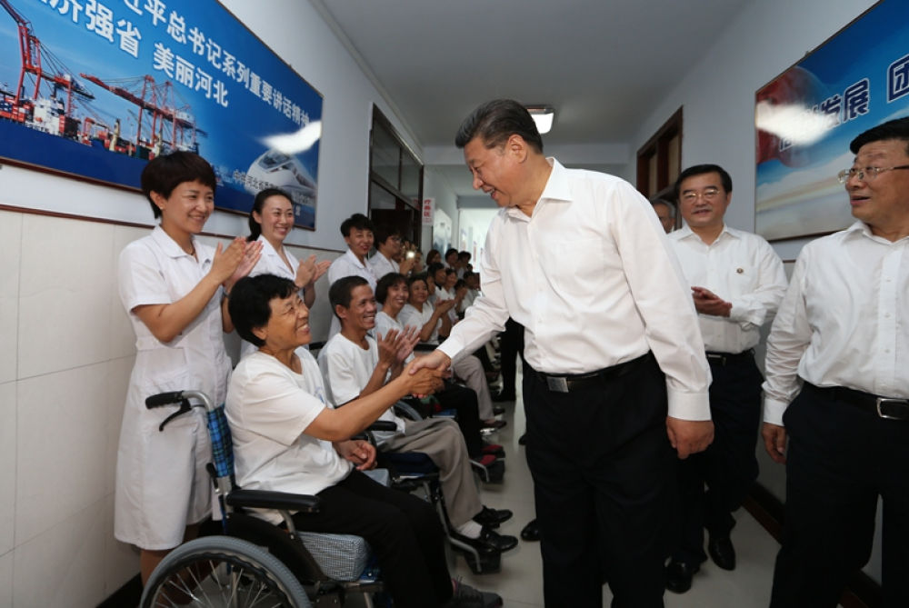 2016年7月28日，习近平总书记在河北唐山市截瘫疗养院看望慰问截瘫伤员。