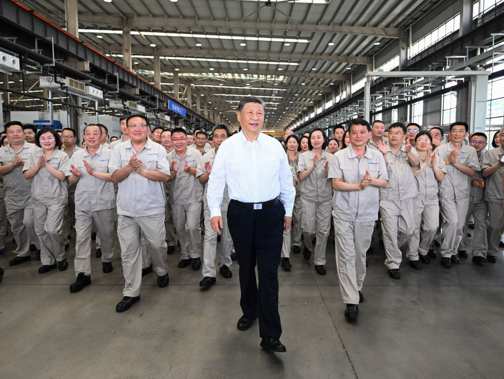 月19日至20日，中共中央總書記、國家主席、中央軍委主席習(xí)近平在河南考察。這是19日下午，習(xí)近平在洛陽軸承集團(tuán)股份有限公司智能工廠考察時(shí)，同企業(yè)職工在一起。新華社記者 燕雁 攝