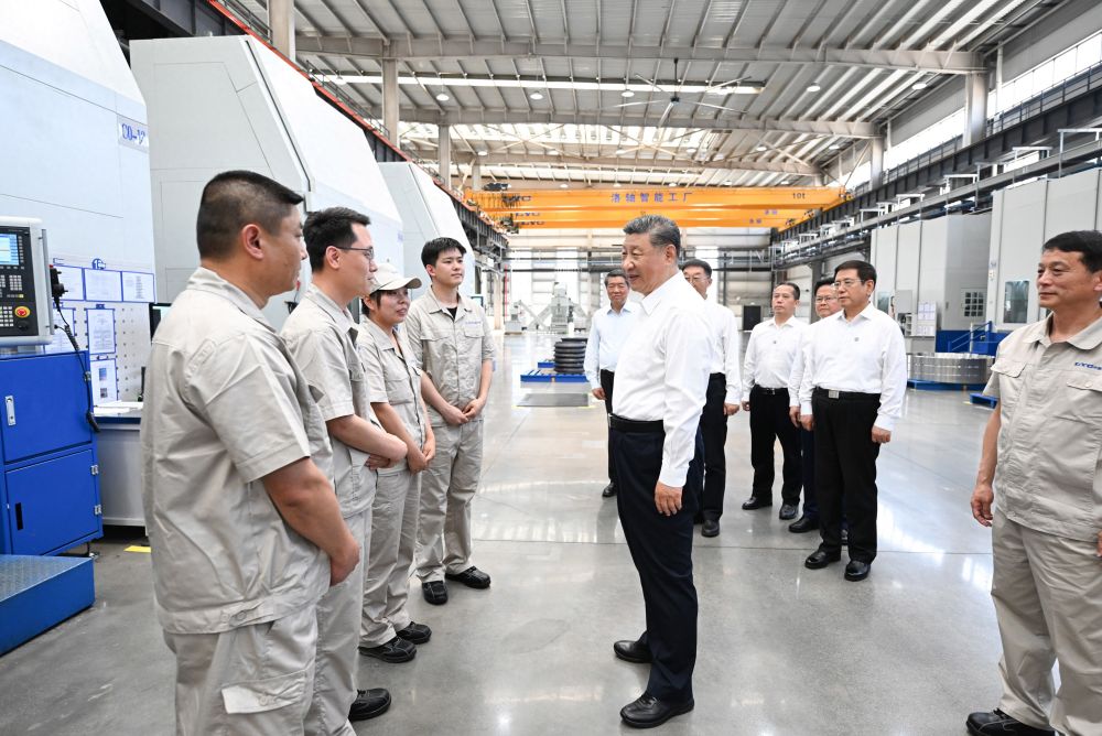 5月19日至20日，中共中央總書記、國家主席、中央軍委主席習(xí)近平在河南考察。這是19日下午，習(xí)近平在洛陽軸承集團(tuán)股份有限公司智能工廠考察時(shí)，同企業(yè)職工親切交流。新華社記者 燕雁 攝