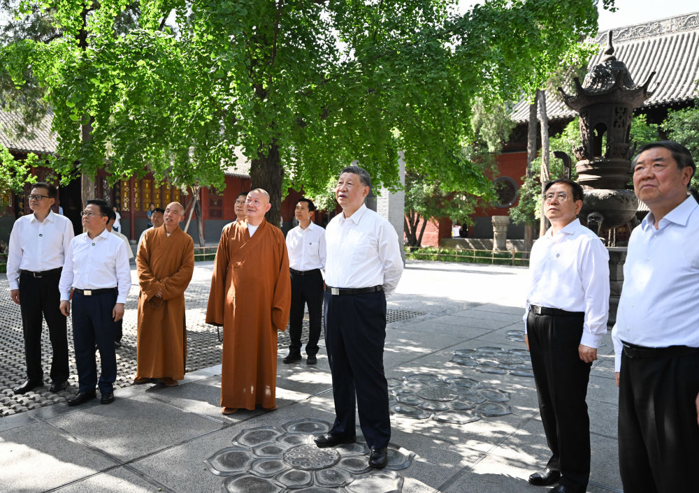 5月19日至20日，中共中央總書記、國家主席、中央軍委主席習(xí)近平在河南考察。這是19日下午，習(xí)近平在洛陽白馬寺考察。新華社記者 燕雁 攝