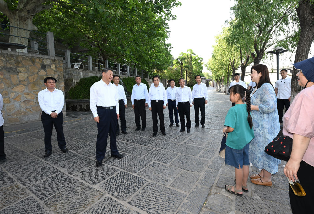 5月19日至20日，中共中央總書記、國家主席、中央軍委主席習(xí)近平在河南考察。這是19日下午，習(xí)近平在洛陽龍門石窟考察時(shí)，同游客親切交流。新華社記者 謝環(huán)馳 攝