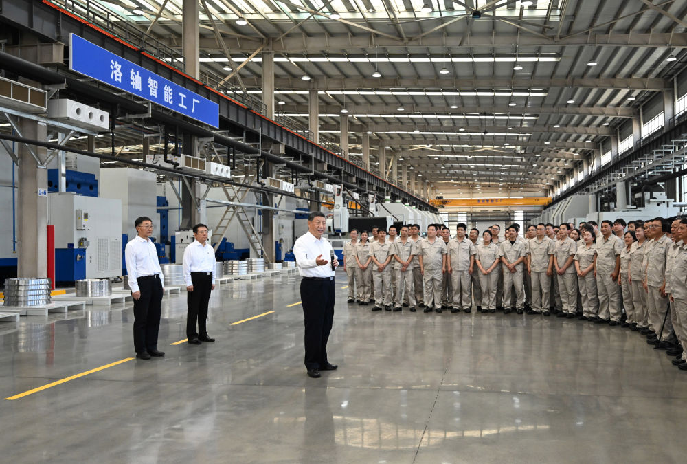 5月19日至20日，中共中央總書記、國家主席、中央軍委主席習(xí)近平在河南考察。這是19日下午，習(xí)近平在洛陽軸承集團(tuán)股份有限公司智能工廠考察時(shí)，同企業(yè)職工親切交流。新華社記者 燕雁 攝