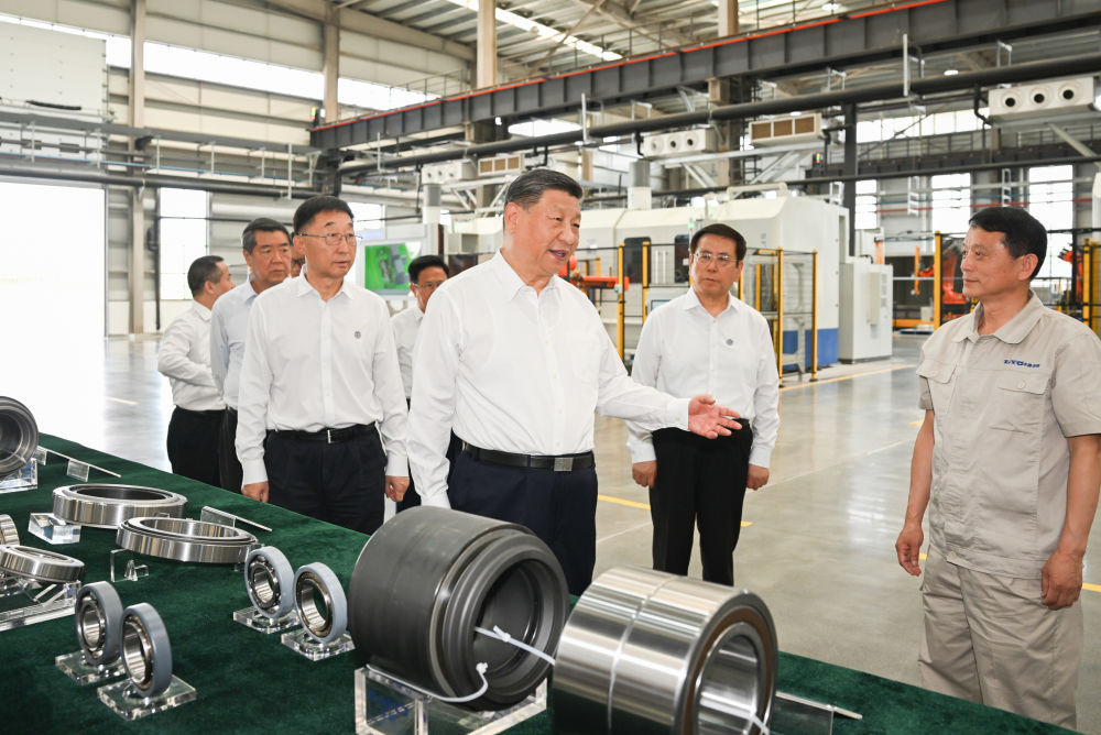 5月19日至20日，中共中央總書記、國家主席、中央軍委主席習(xí)近平在河南考察。這是19日下午，習(xí)近平在洛陽軸承集團(tuán)股份有限公司智能工廠考察。新華社記者 謝環(huán)馳 攝