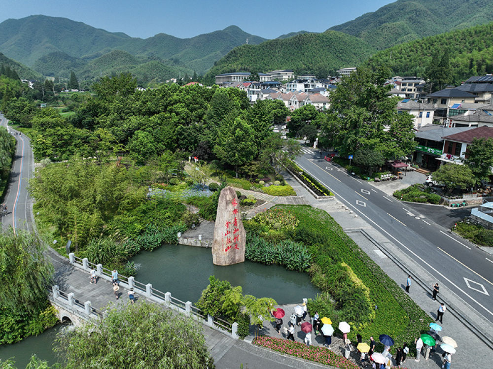2023年8月11日，游客在浙江安吉余村參觀。
