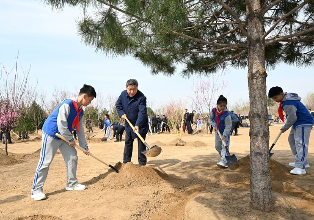 2025年4月3日，習(xí)近平總書(shū)記來(lái)到北京豐臺(tái)區(qū)永定河畔參加首都義務(wù)植樹(shù)活動(dòng)。