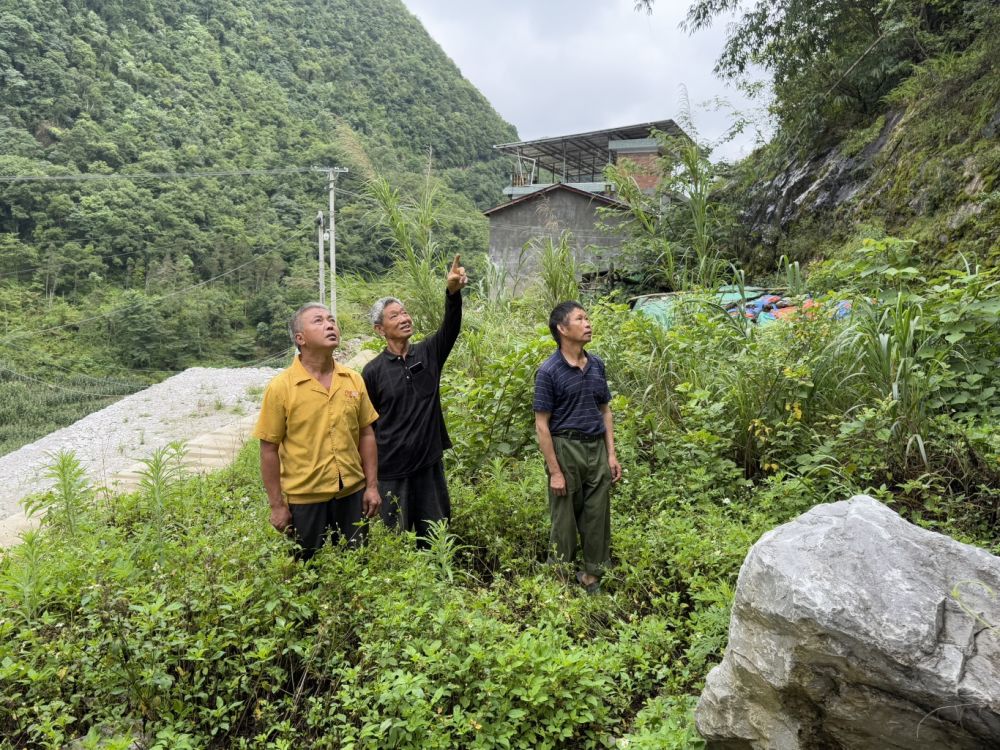 胥仁富同志調(diào)解村民山林糾紛.png