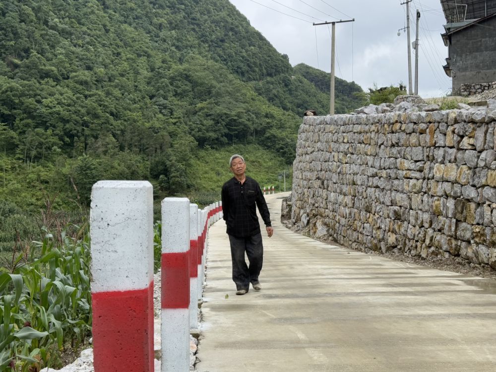 胥仁富同志巡路.png