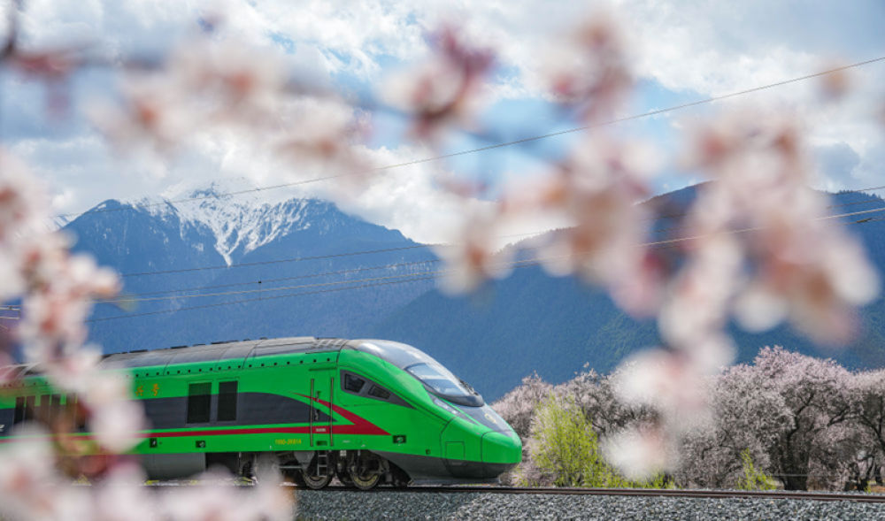 2025年4月2日，復興號列車穿行在拉林鐵路林芝段。