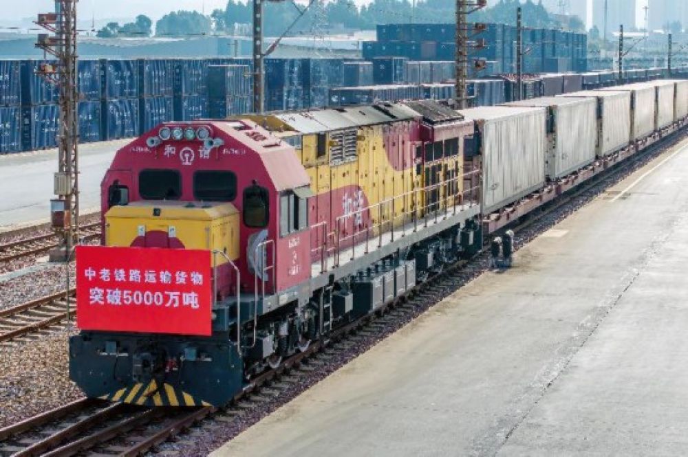 满载新鲜果蔬的中老铁路国际货物列车从王家营西站启程。陈畅摄