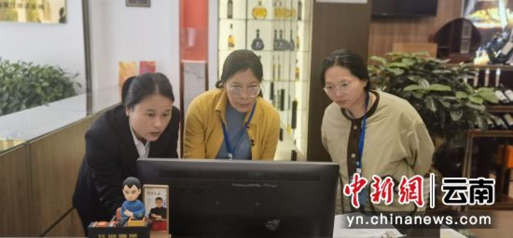 (“三带”导师王庆芳和青年职工到店服务。 邹春兰 摄) (“三带”导师王庆芳和青年职工到店服务。 邹春兰 摄)