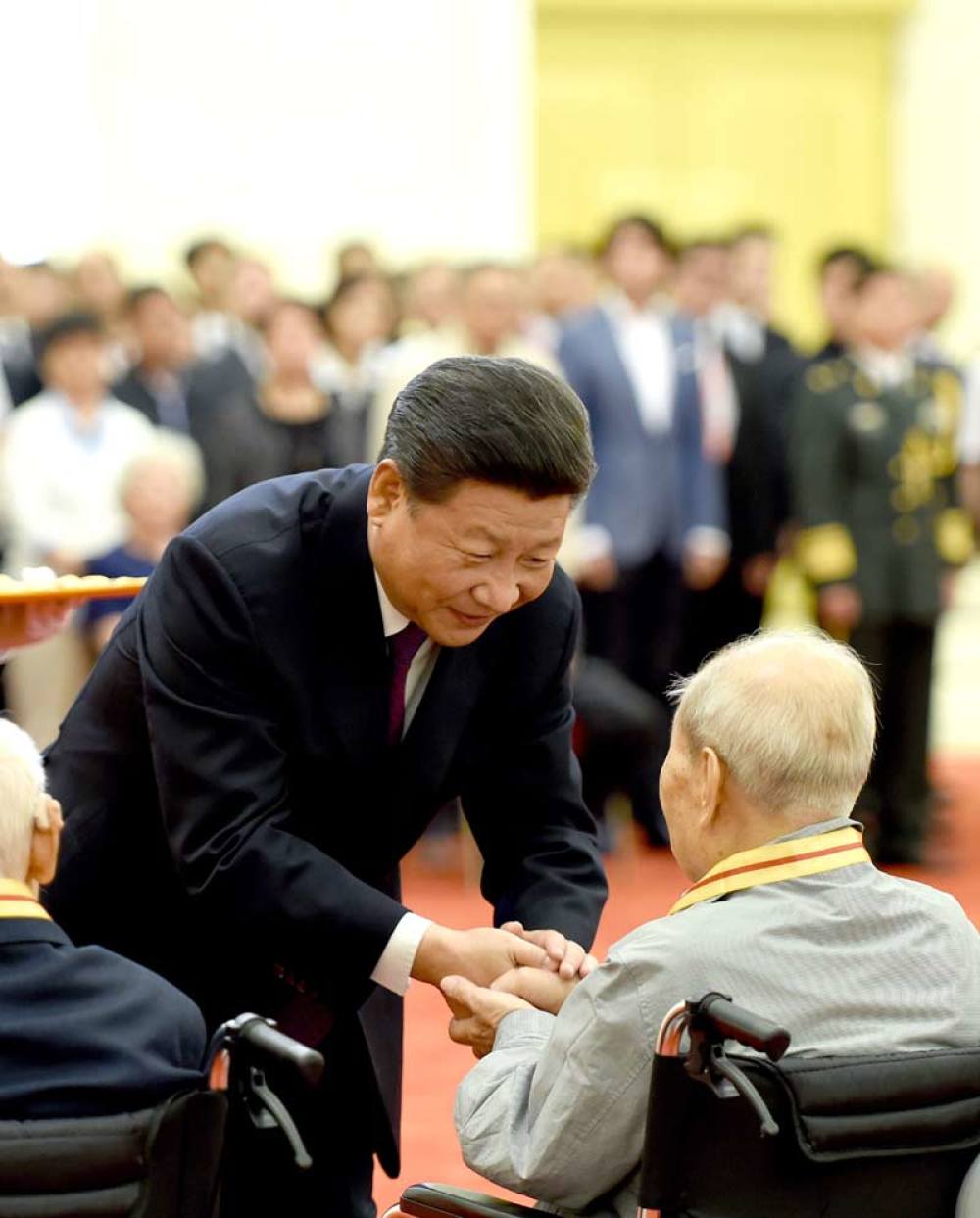 2015年9月2日，習(xí)近平在北京人民大會(huì)堂向30名抗戰(zhàn)老戰(zhàn)士老同志、抗戰(zhàn)將領(lǐng)、幫助和支持中國(guó)抗戰(zhàn)的國(guó)際友人或其遺屬代表頒發(fā)中國(guó)人民抗日戰(zhàn)爭(zhēng)勝利70周年紀(jì)念章。