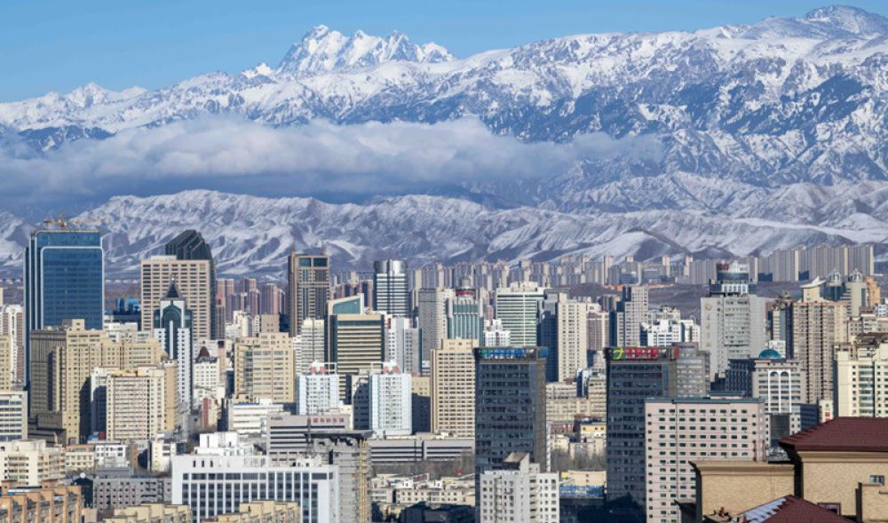 天山腳下的烏魯木齊市城區(qū)一角。