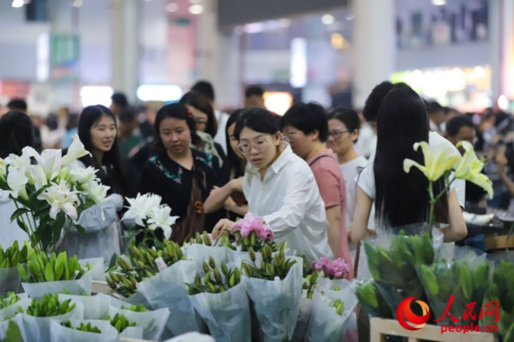 游客在斗南花卉市場選購鮮花。人民網(wǎng)記者 李發(fā)興攝