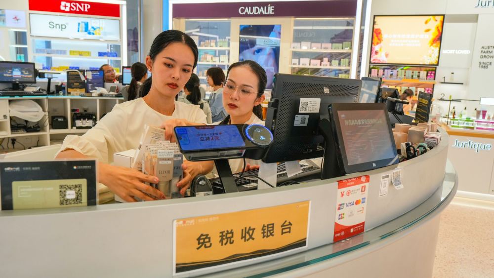 2025年11月1日，?？?，cdf?？趪?guó)際免稅城內(nèi)人頭攢動(dòng)，眾多旅客在選購(gòu)免稅商品。