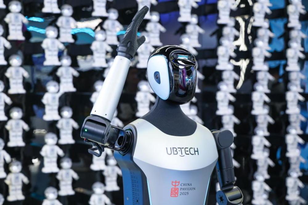 △ 2025年4月23日，在深圳優(yōu)必選科技展廳內(nèi)，商用版人形機器人Walker C向觀眾揮手致意。