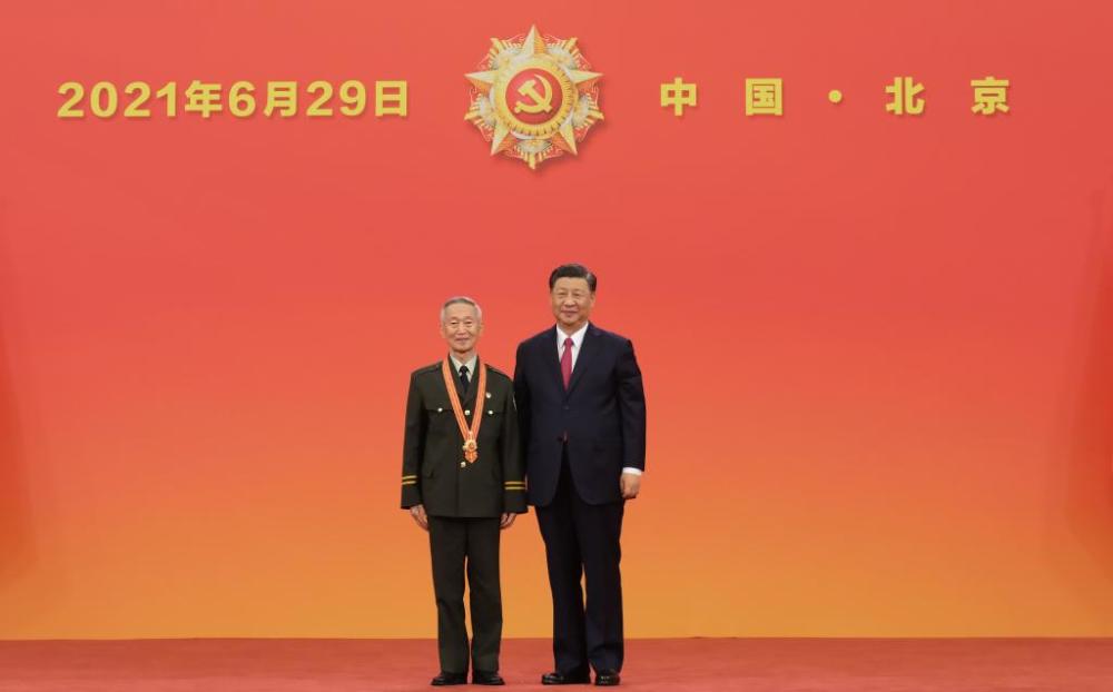 2021年6月29日，习近平总书记向“七一勋章”获得者崔道植颁授勋章。