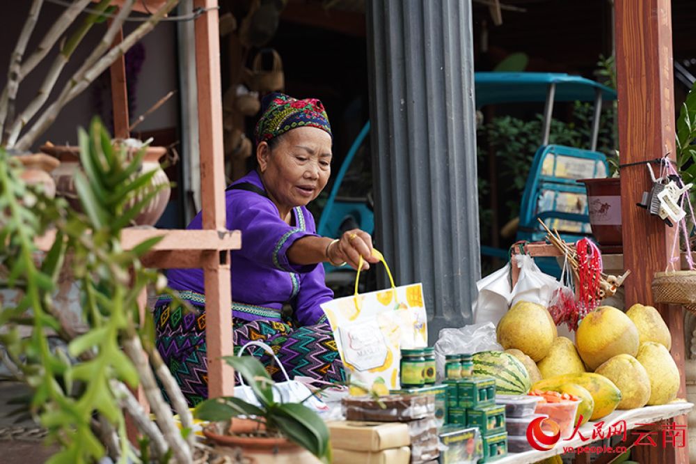 云南西雙版納，龍利村村民在自家門口擺攤。人民網(wǎng)記者-蔡樹菁攝