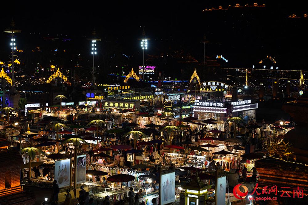云南西雙版納，告莊西雙景核心區(qū)域的星光夜市里有5000多家小商鋪。人民網(wǎng)記者 蔡樹菁攝