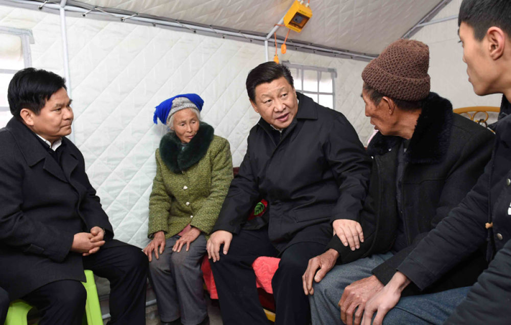 2015年1月19日，习近平总书记来到云南鲁甸县小寨镇甘家寨红旗社区过渡安置点，看望受灾群众甘正芬和她的老伴儿邹体富。