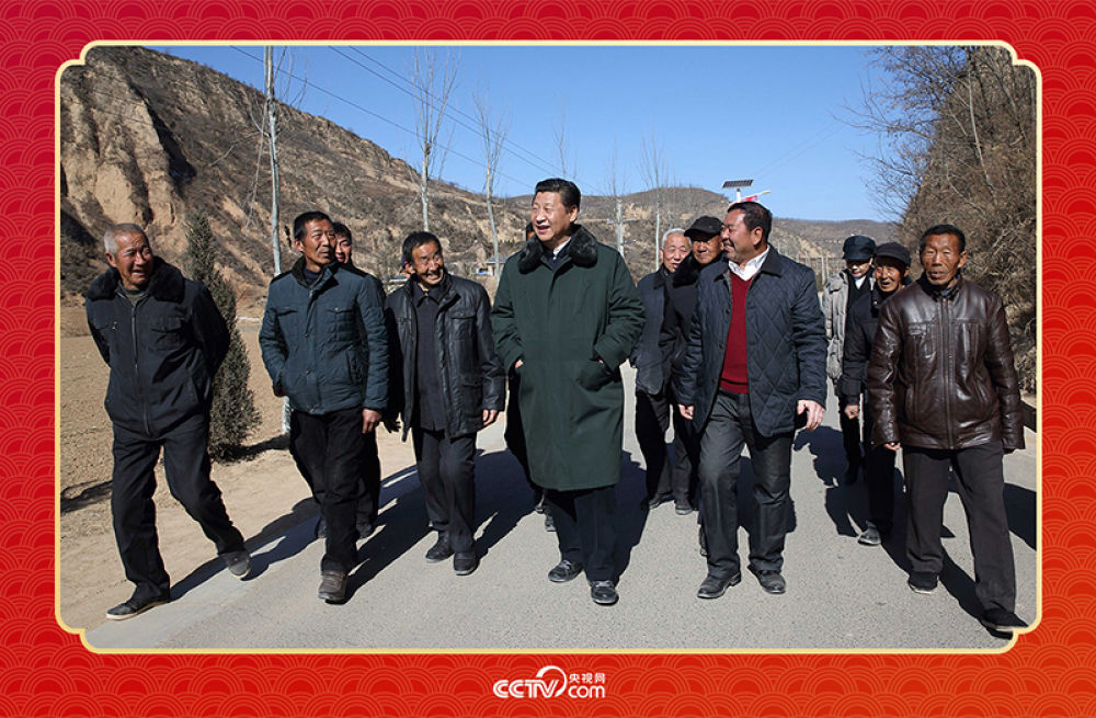 2015年春节前夕，习近平总书记回到陕西延安梁家河村看望乡亲。