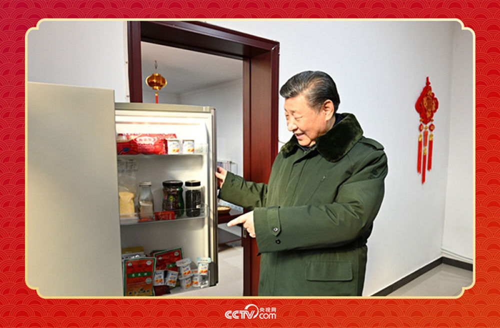 2024年春节前夕，习近平总书记在天津第六埠村考察时，走进村民杜洪刚家看望。