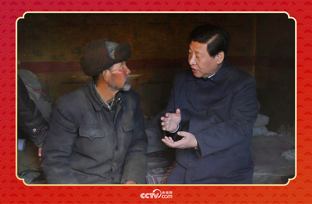 2013年2月3日，習(xí)近平總書記和甘肅省定西市渭源縣元古堆村八旬老黨員馬崗親切交談，了解當(dāng)?shù)厣a(chǎn)生活情況。