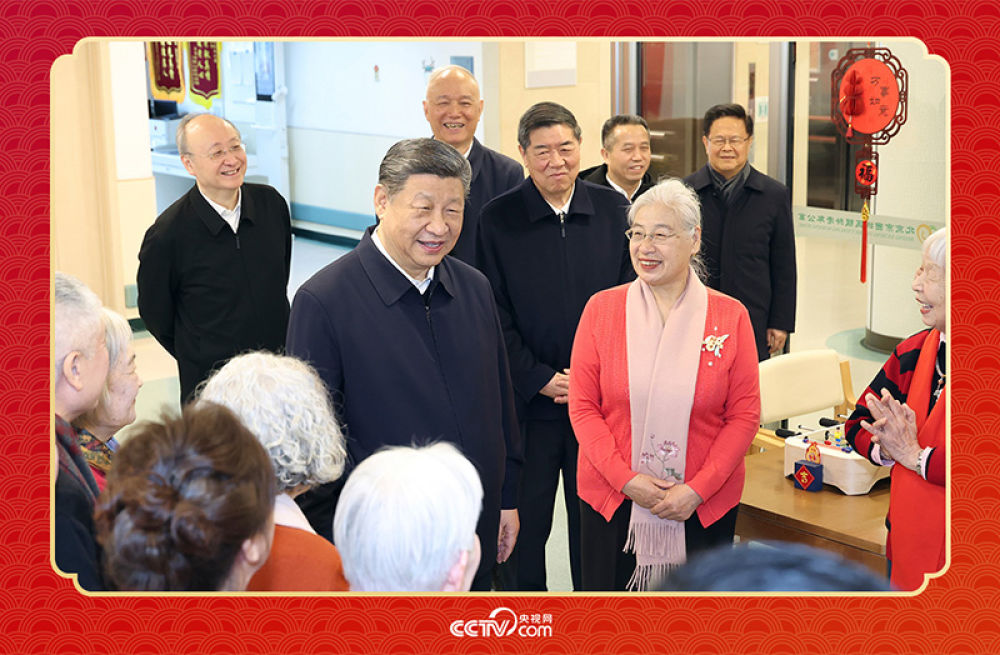 2026年2月10日，習(xí)近平總書記在北京西城區(qū)“吾老·新街”養(yǎng)老服務(wù)街區(qū)銀齡老年公寓考察時(shí)，同老人們親切交流。