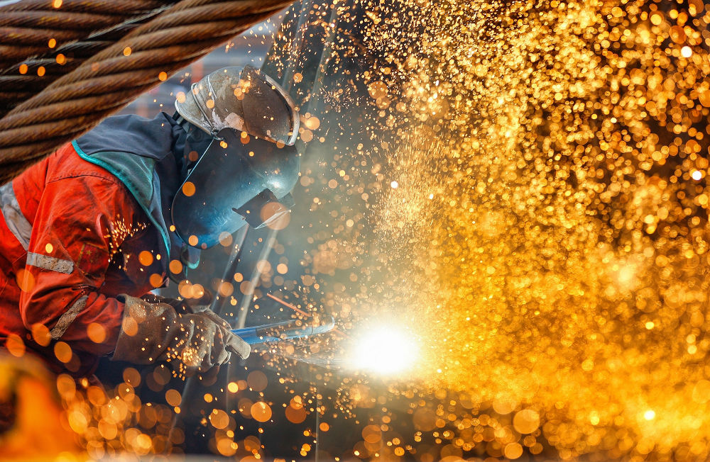 △ 2026年1月29日，在天津市濱海新區(qū)，海上油氣平臺(tái)建設(shè)工人進(jìn)行現(xiàn)場(chǎng)施工。