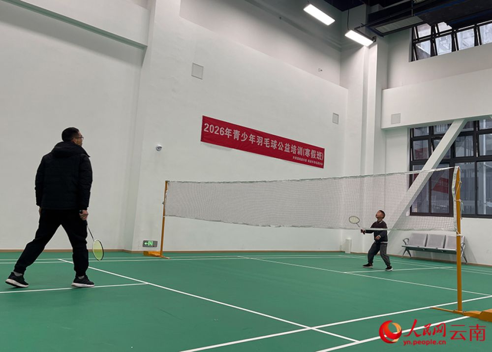 【4】一位家长正和孩子打羽毛球。人民网记者-程浩摄
