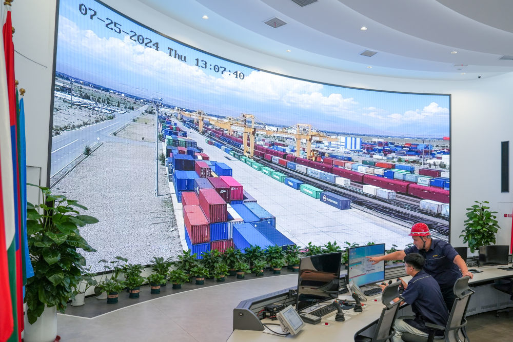 △ 在中哈（連云港）物流合作基地，工作人員通過“中哈物流場站”信息化跟蹤系統(tǒng)查看集裝箱運輸情況（2024年7月25日攝）。