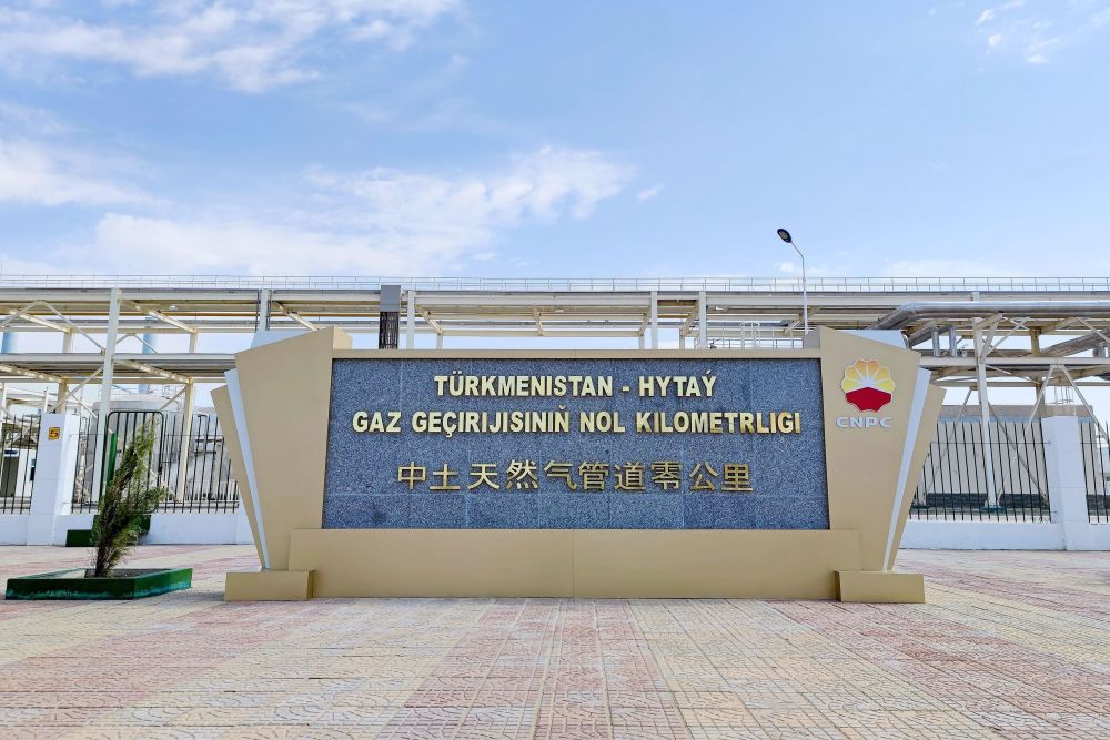 2023年10月3日,土库曼斯坦,位于阿姆河右岸的中土天然气管道零公里纪念碑。