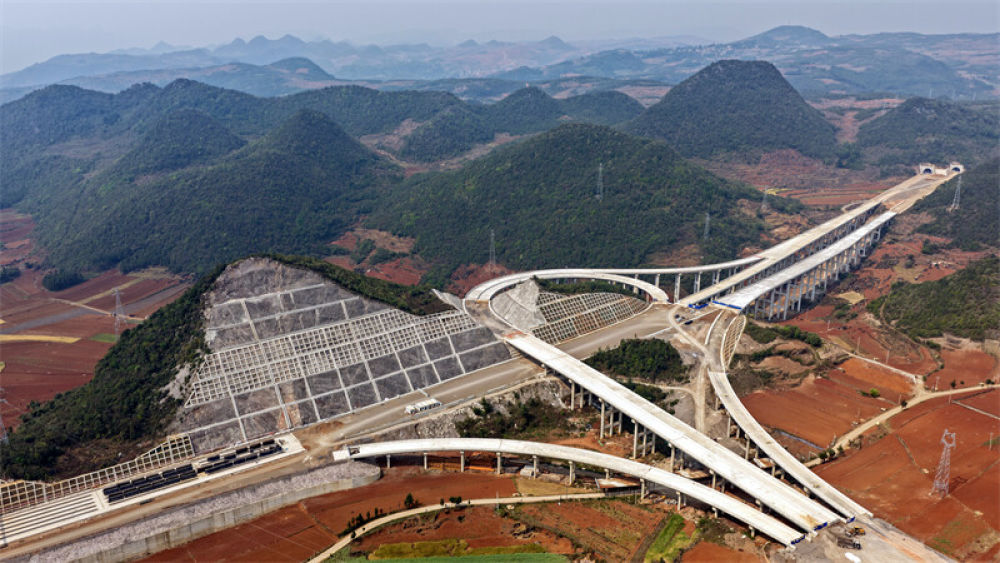 龙庆立交航拍。（孙石庆 3月25日 摄）