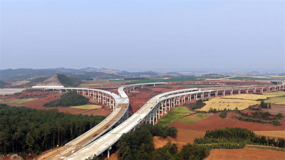 彩云立交航拍。（孙石庆 3月25日 摄）