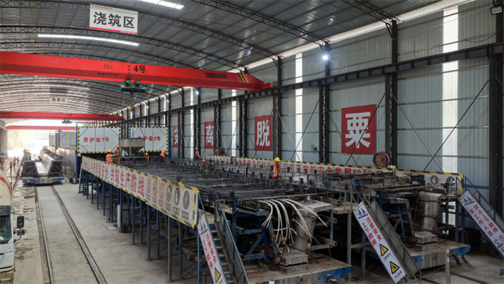 师丘高速公路第二总承包部智慧梁场浇筑区。（孙石庆 3月25日 摄）