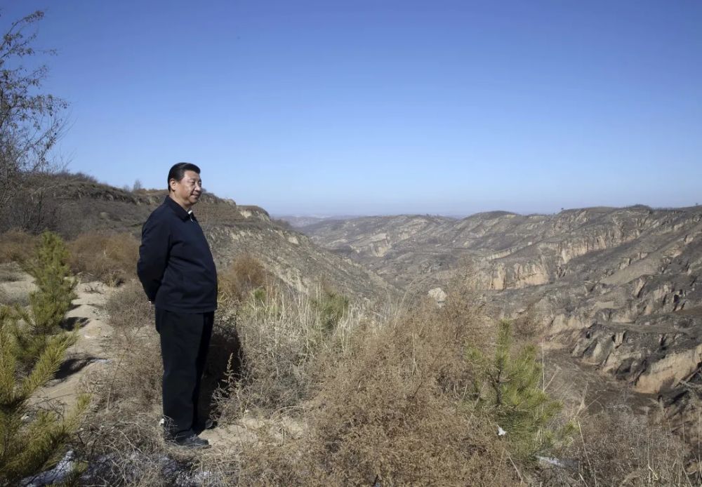 2015年2月13日，習(xí)近平回到陜西省延安市延川縣文安驛鎮(zhèn)梁家河村看望父老鄉(xiāng)親。在一段山路上，他停了下來，舉目凝望。