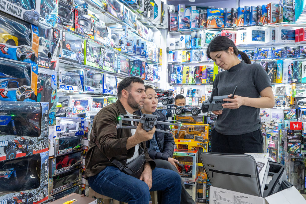 2026年4月1日，外商在浙江義烏國際商貿(mào)城洽談采購小商品。