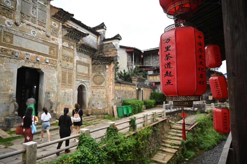 2023年9月5日,游客在福建武夷山下梅村参观。