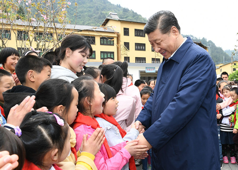 2019年4月15日下午,习近平总书记在重庆石柱土家族自治县中益乡小学同学生们亲切交谈,询问他们学习和生活情况。