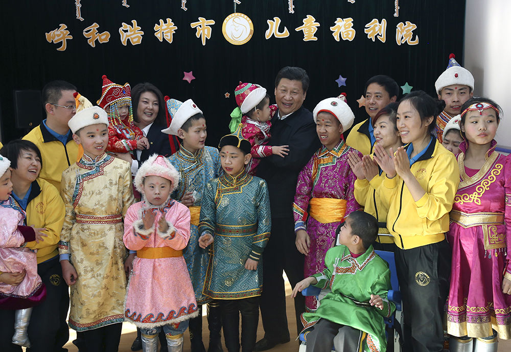 2014年1月28日,习近平总书记来到呼和浩特市儿童福利院看望孩子们。