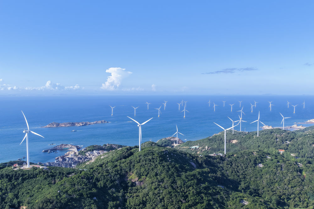 2025年9月17日,福建福州,平潭岛北部湾,岛上和海上的风力发电机迎风转动。