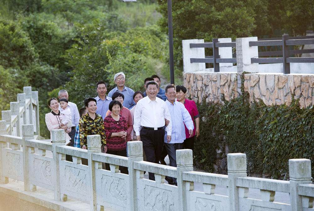 2015年5月25日,习近平总书记在浙江考察调研时,来到舟山定海区看望当地群众。