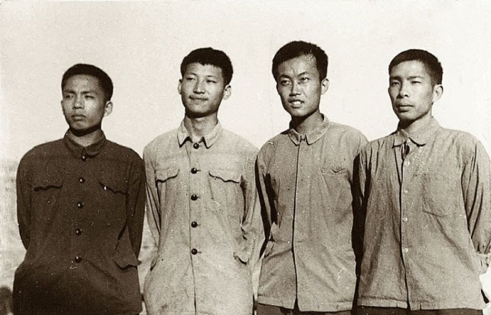 1973年,习近平和其他三位北京知青(图片来自《习近平的七年知青岁月》)